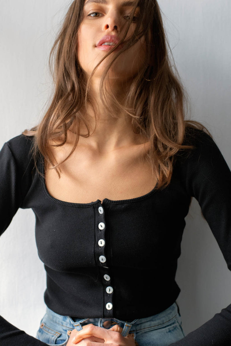 Caroline Strickjacke schwarz aus Baumwolle mit langen Ärmeln und Knopfleiste vorne. Größe S/M/L