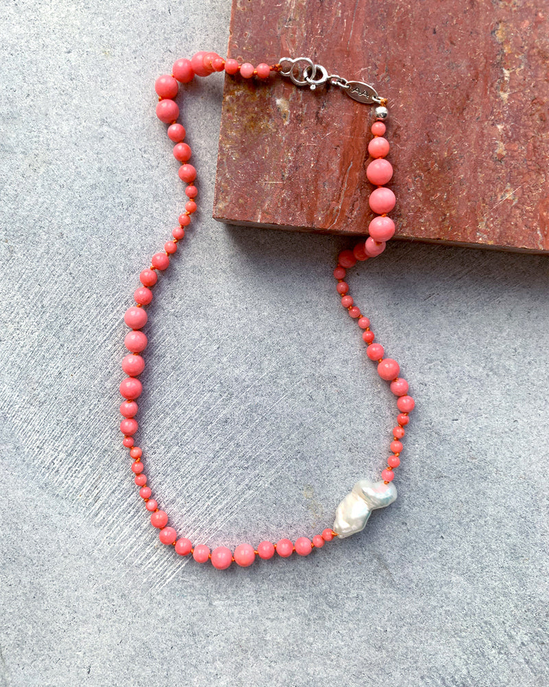 Die Halskette Cuteness overload hat eine außergewöhnliche Anordnung von Perlen unterschiedlicher Größe und einen orangefarbenen Faden, auf den sie aufgereiht ist. Die Halskette ist aus natürlichen, rosa gefärbten Perlen und einer unregelmäßig geformten Zuchtperle gefertigt. Die handgefertigte Halskette wird mit einem silbernen Verschluss geschlossen. Die Länge der Halskette beträgt 45,5 cm. Der Farbton der Perlen kann leicht vom Foto abweichen. Jede der Perlen hat ihre eigene, einzigartige Form.