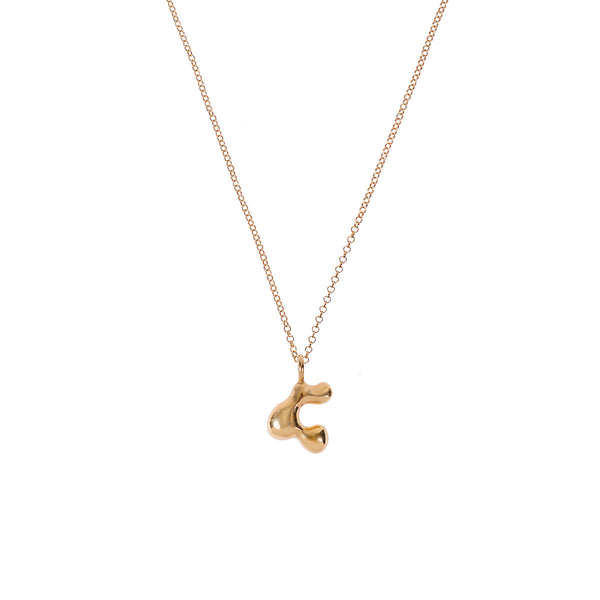 Die Bet Halskette Gold ist eine dreidimensionale Form die an organische Formen und Skulpturen erinnern. Die Halskette ist aus Sterlingsilber gefertigt und mit einer 2 Mikron Schicht aus Gold überzogen. Die vergoldete Kette wurde von Hand gefertigt und ist 46 cm lang.