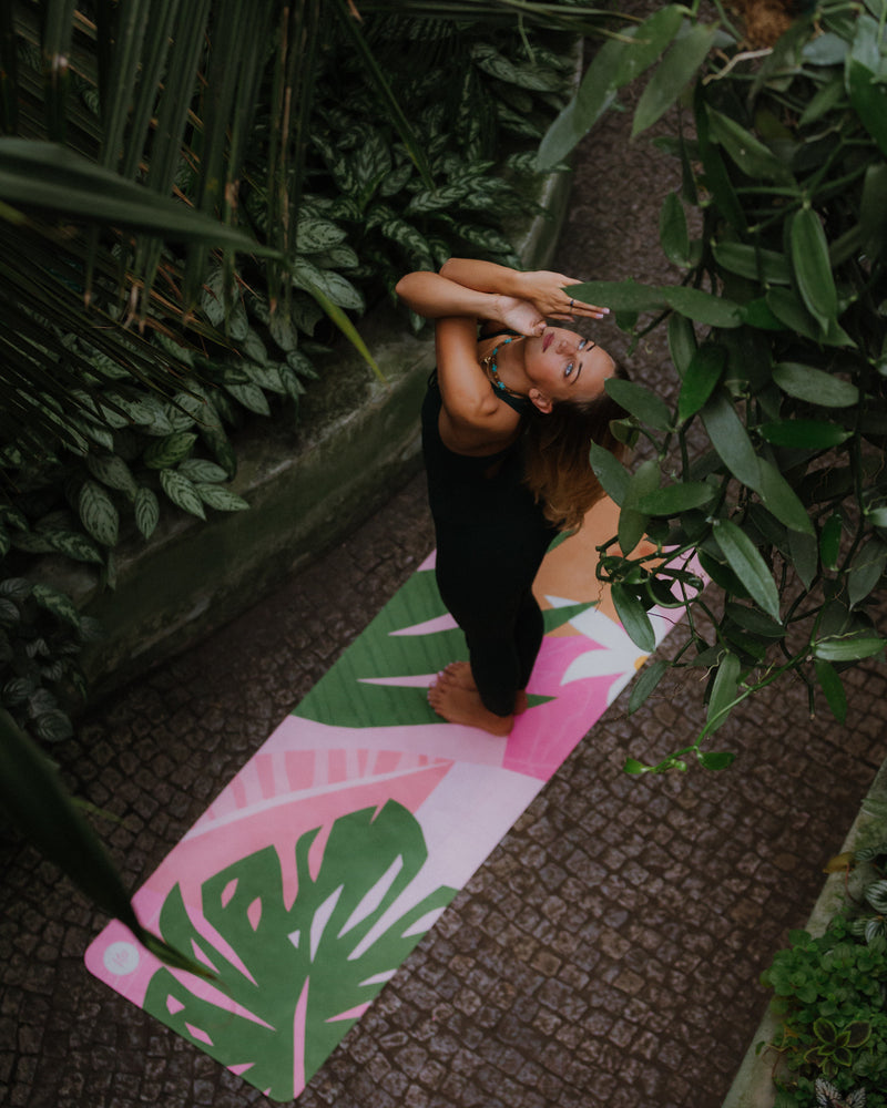 Das Design der Tropicana Yogamatte ist von Reisen inspiriert durch die Palmenblätter und tropischen Blumen. Sie ist sehr farbenfroh und mädchenhaft mit rosa und grünen Tönen. Diese Sportmatte ist aus Naturkautschuk nachhaltig und vegan hergestellt. Sie ist rutschfest und zeichnet sich durch ihr einzigartiges Design aus. Größe: 183 x 61 cm Dicke: 2,5 - 3 mm Gewicht: 1,9 - 2,4 kg Inklusive: Tragegurt
