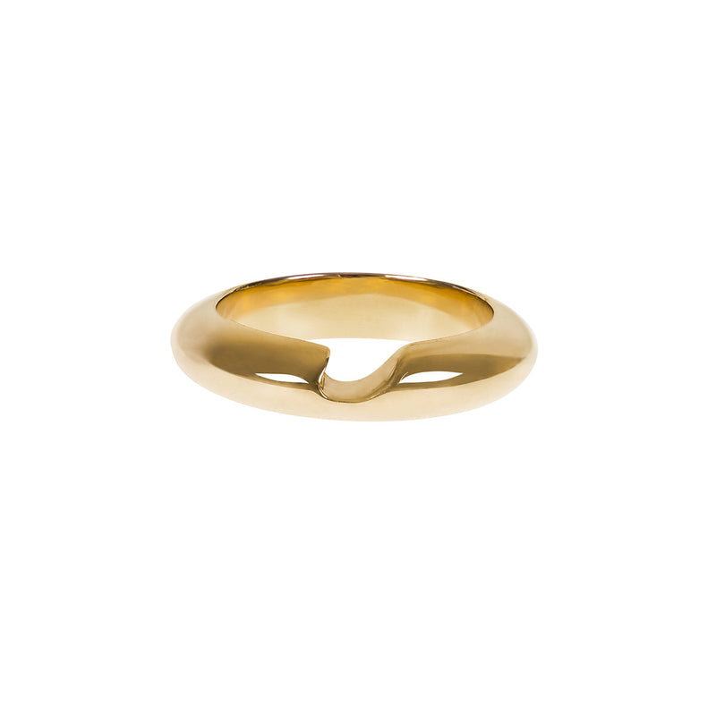 Der Gold Ring Falka hat eine organische, ausgeschnittene Form, die mit einer Meereswelle assoziiert wird. Der Modeschmuck ist aus aus Sterlingsilber handgefertigt  und vergoldet mit einer 2 Mikron Goldbeschichtung.