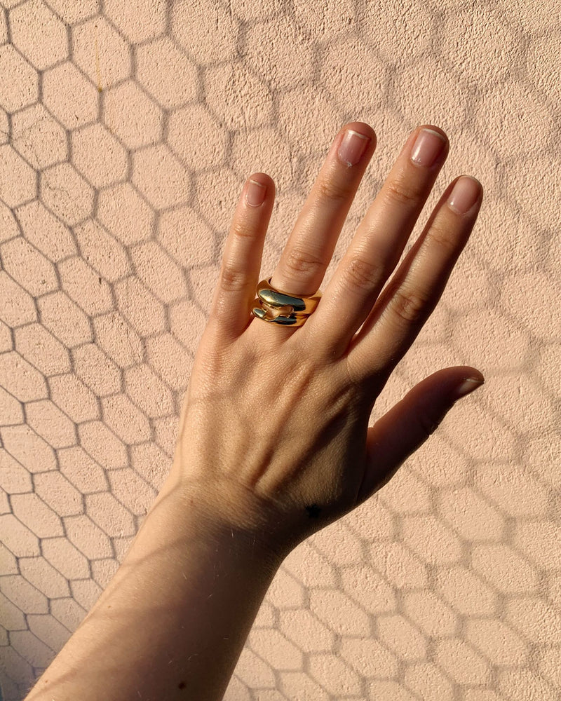 Der Gold Ring Falka hat eine organische, ausgeschnittene Form, die mit einer Meereswelle assoziiert wird. Der Modeschmuck ist aus aus Sterlingsilber handgefertigt  und vergoldet mit einer 2 Mikron Goldbeschichtung.