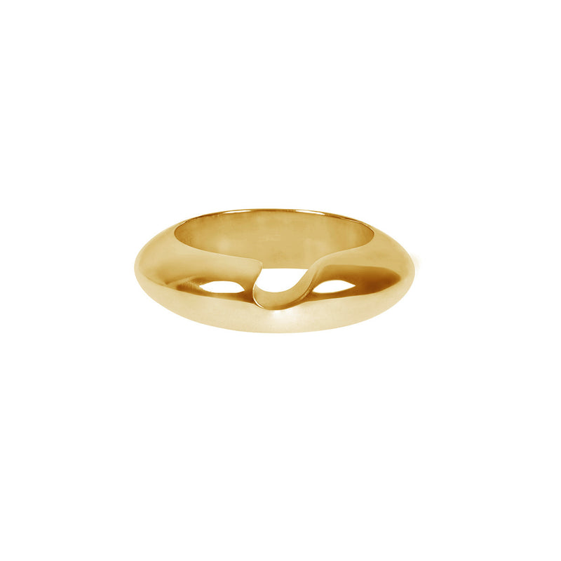 Der Gold Ring Fala hat eine organische, ausgeschnittene Form, die mit einer Meereswelle assoziiert wird. Der Modeschmuck ist ca. 7 mm breit, handgefertigt aus Sterlingsilber und vergoldet mit einer 2 Mikron Goldbeschichtung.