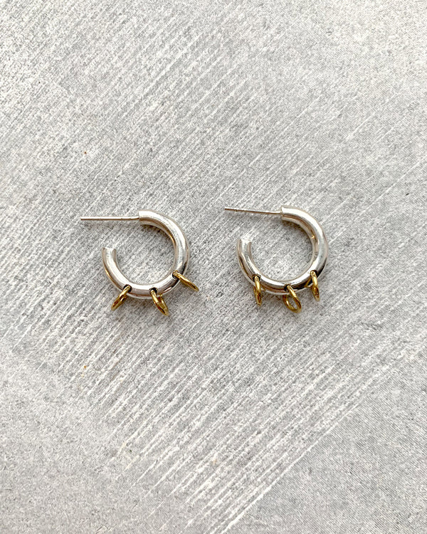 Die Lucky Ohrringe sind kleine silberne Kreolen gefertigt mit mehreren vergoldeten Kreisen entlang des Ohrrings. Diese handgefertigten Ohrringe haben einen Durchmesser von ca. 1,7 cm. Sie sind aus Sterlingsilber gefertigt.