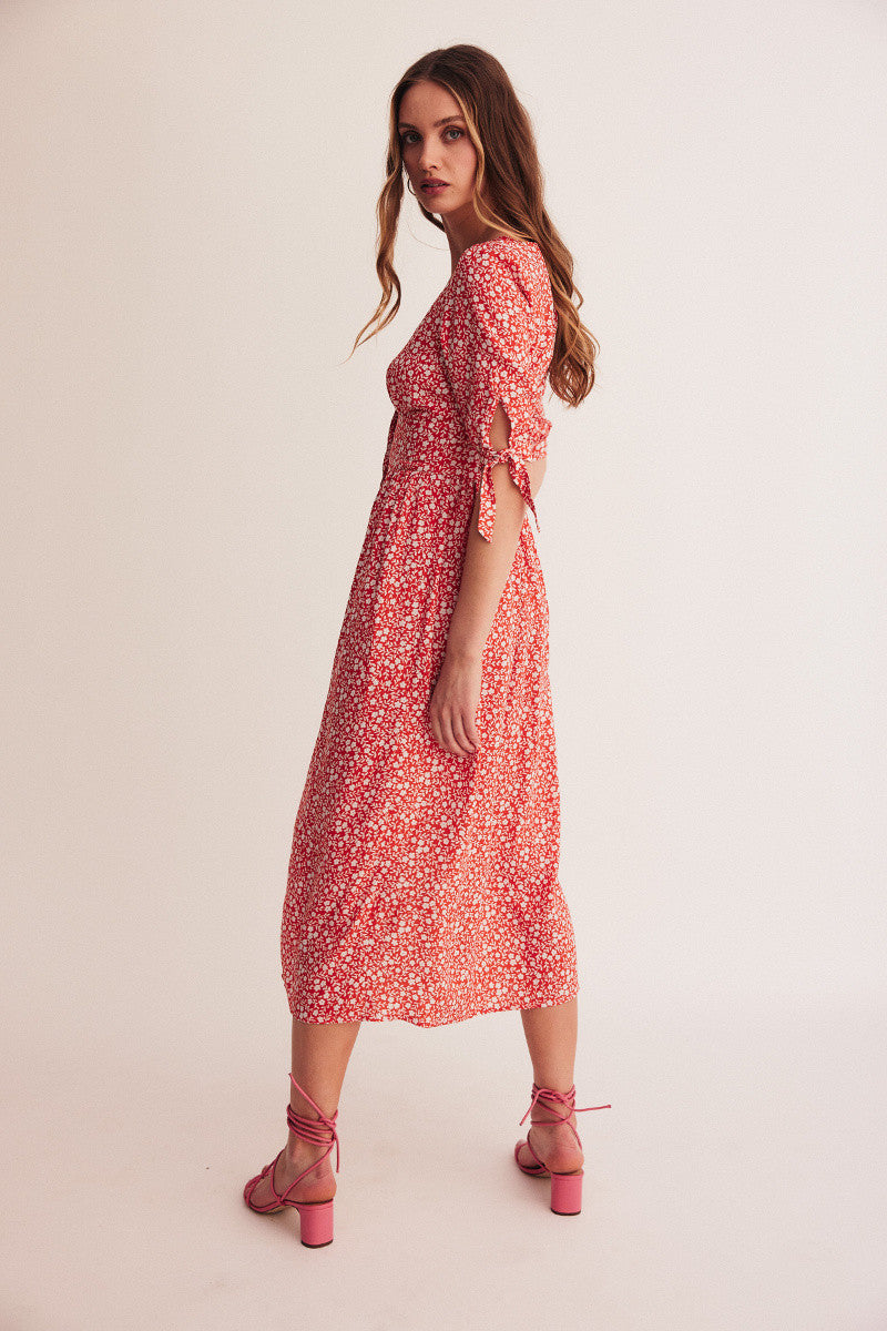 Sophie Italian Summer Kleid besteht aus nachhaltiger Viskose hat Dreiviertel Ärmel, ist mit einem Blumendruck in rot weiß versehen und ist ein maxi Kleid. In den Größen S/M/L