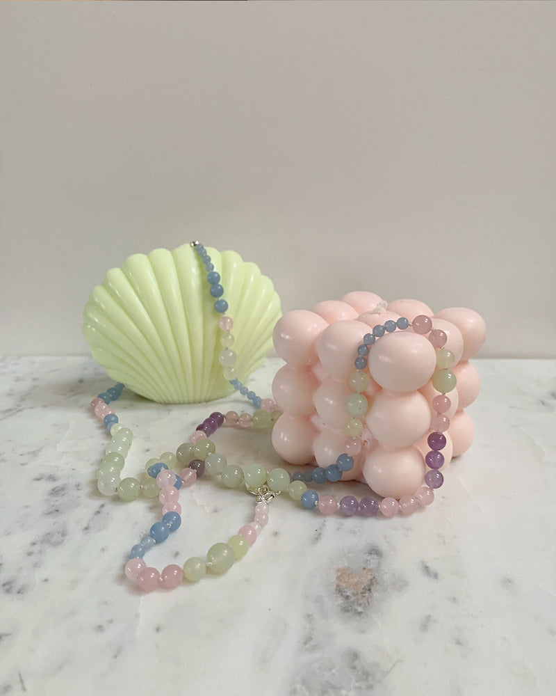 Die Bubble Gum Halskette ist auf einen weißen Faden aufgefädelt und besteht aus diversen Kristallen, pastellfarbenen Jade-, Amethyst-, Rosenquarz- und Angelit Perlen. Der Verschluss ist aus Sterlingsilber gefertigt.