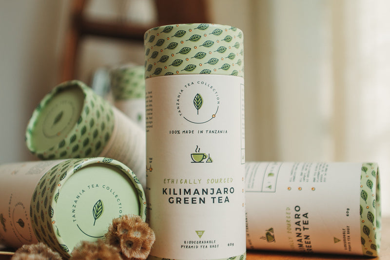 Leicht anregender Grüner Tee mit ganzen Blätter; Ursprung aus den Gebirgszügen am Fuße des Kilimandscharo. 20 biologisch abbaubaren Pyramiden-Teebeuteln aus Maisstärke hergestellt.