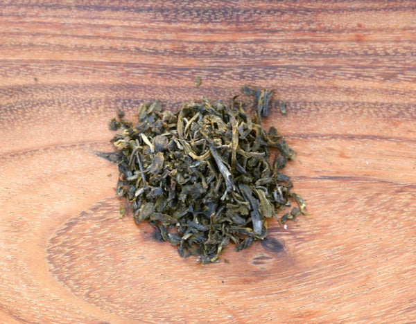 Leicht anregender Grüner Tee mit ganzen Blätter; Ursprung aus den Gebirgszügen am Fuße des Kilimandscharo. 20 biologisch abbaubaren Pyramiden-Teebeuteln aus Maisstärke hergestellt.